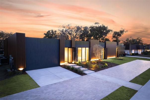 Backyard, Exterior, Facade, Modern