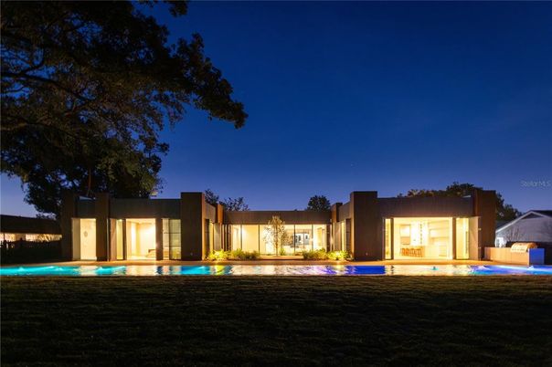 Backyard, Exterior, Facade, Pool, Modern