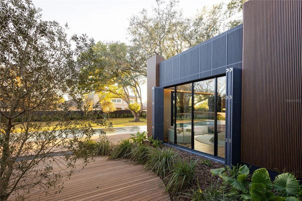 Exterior, Facade, Modern