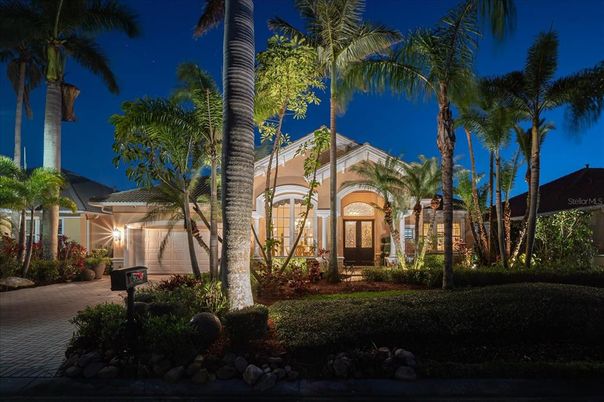 Attached, Exterior, Facade, Mediterranean