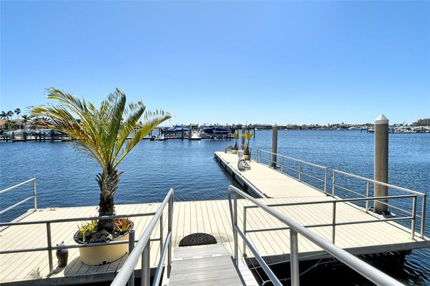 Exterior, Lake