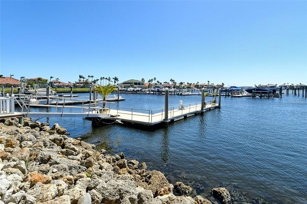 Exterior, Lake