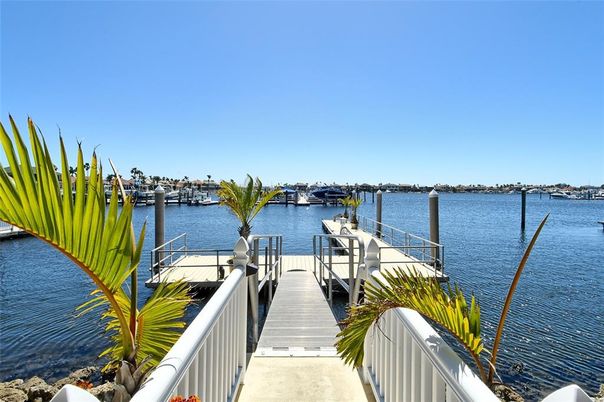 Exterior, Lake
