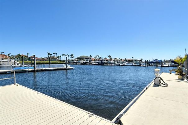 Exterior, Lake