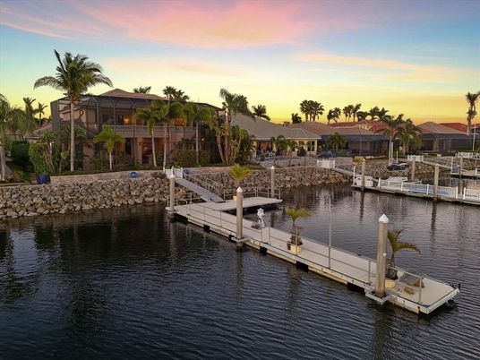Exterior, Lake