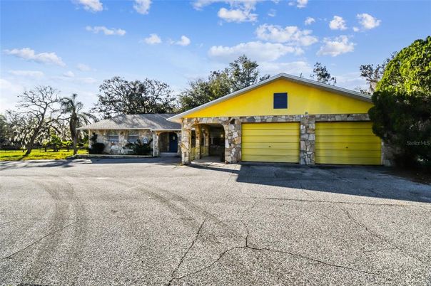 Attached, Exterior, Facade, Ranch