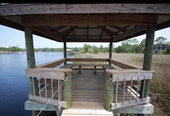 Exterior, Lake