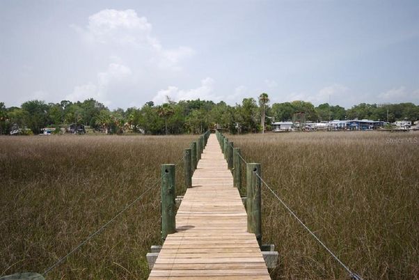 Exterior, Lake