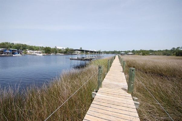 Exterior, Lake