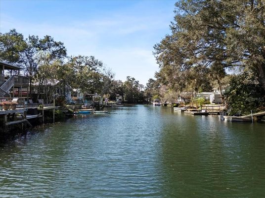 Exterior, Lake