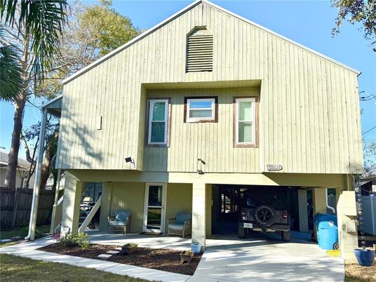 Exterior, Facade, Modern