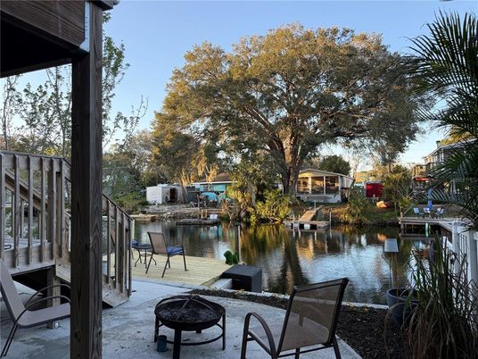 Exterior, Lake