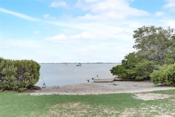 Exterior, Lake