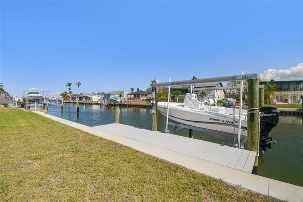Exterior, Lake