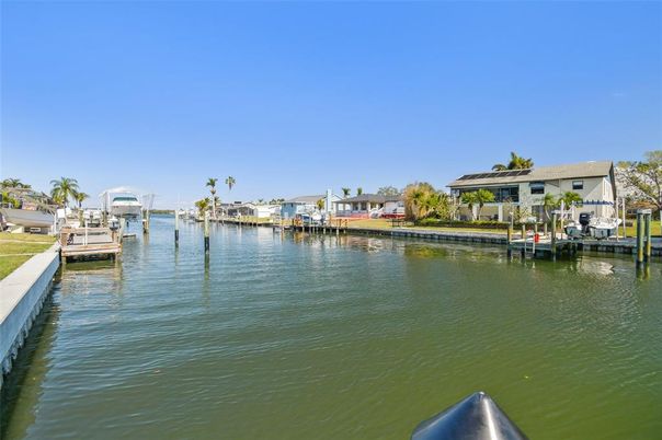 Exterior, Lake