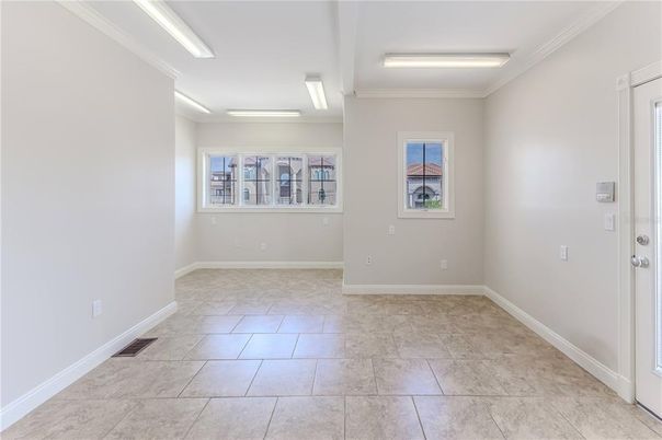 Empty room, Interior