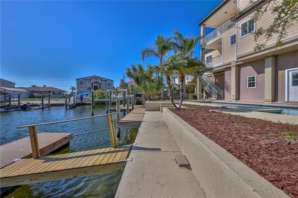 Exterior, Lake