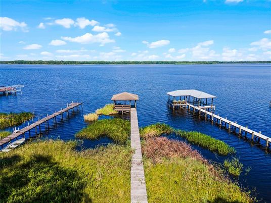 Exterior, Lake