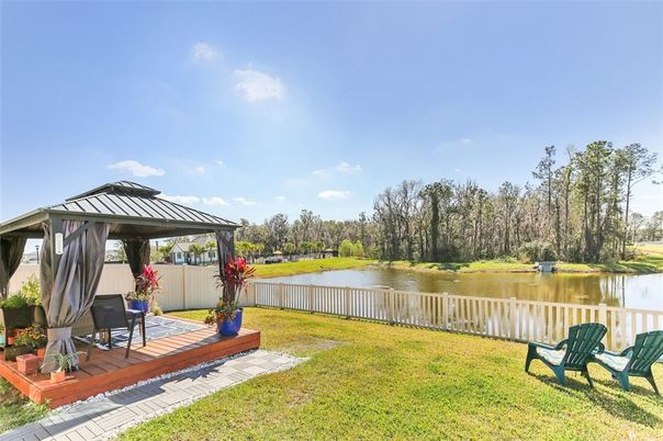 Exterior, Lake