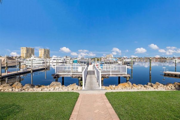 Exterior, Lake