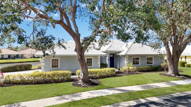 Exterior, Facade, Ranch