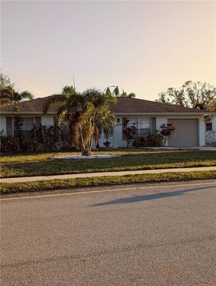 Attached, Exterior, Facade, Ranch
