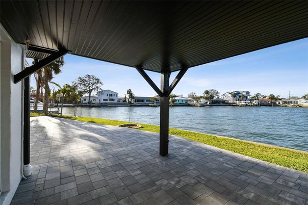 Exterior, Lake