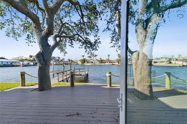 Exterior, Lake