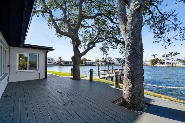 Exterior, Lake