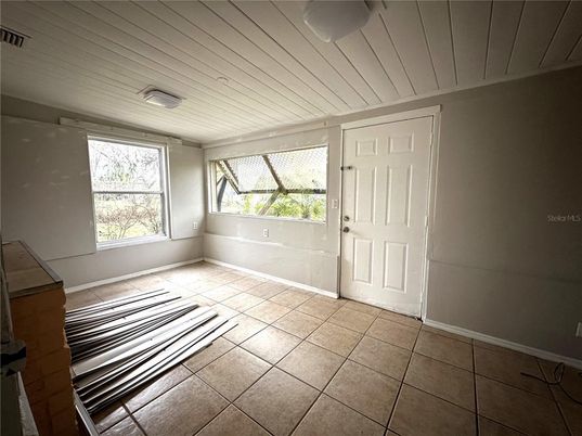 Empty room, Interior