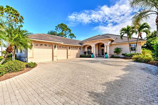 Attached, Exterior, Facade, Mediterranean