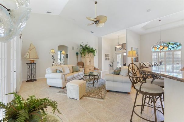 Dining room, Interior, Living room, Pendant Lights