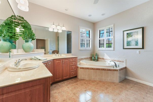 Bathroom, Dual Sink Vanities, Interior, Recessed Lighting