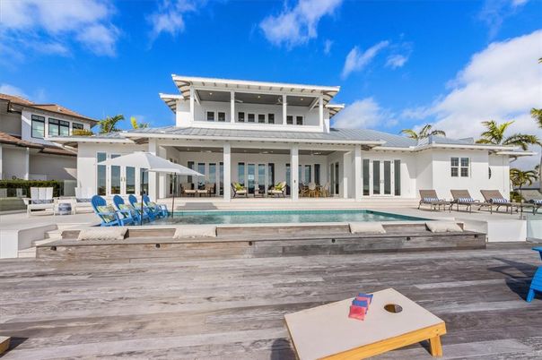Exterior, Facade, Pool, Modern