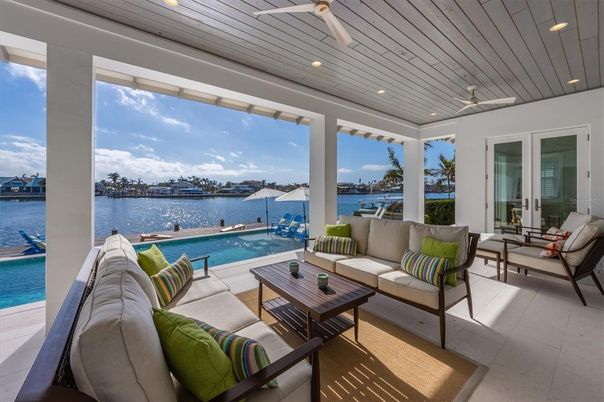 Exterior, Living room, Pool, Recessed Lighting, Water