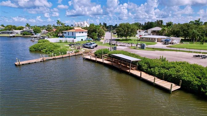 Exterior, Lake