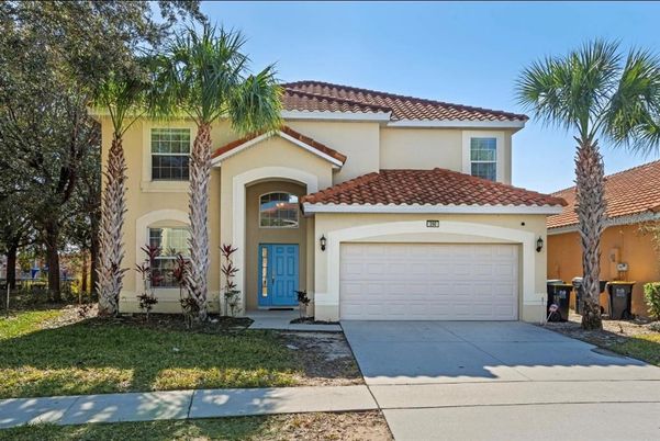 Attached, Exterior, Facade, Mediterranean
