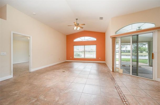 Empty room, Interior