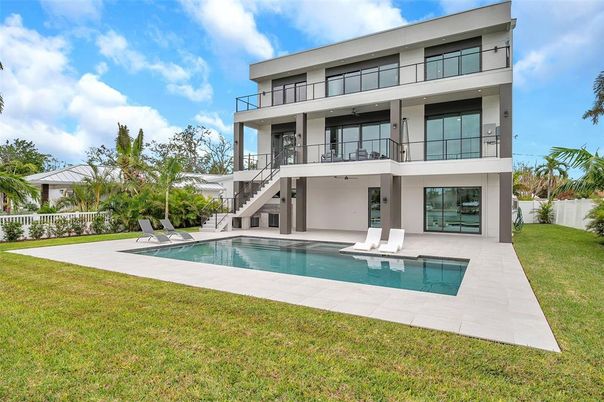 Backyard, Exterior, Facade, Pool, Modern