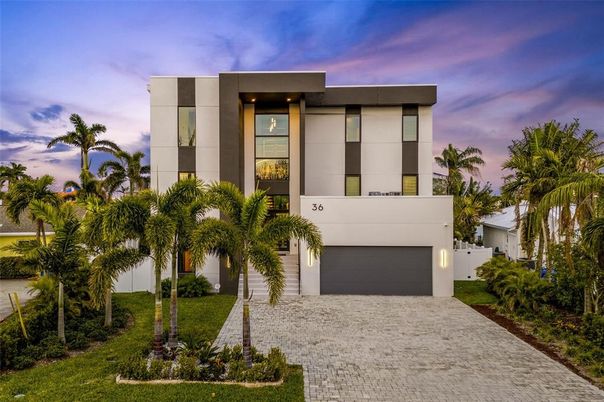 Attached, Exterior, Facade, Modern