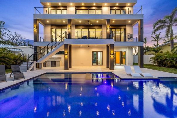 Exterior, Facade, Pool, Modern