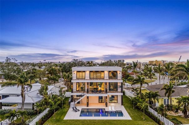Exterior, Facade, Pool, Modern
