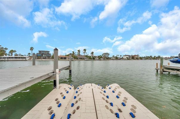 Exterior, Lake