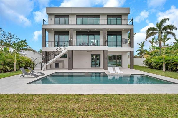 Exterior, Facade, Pool, Modern
