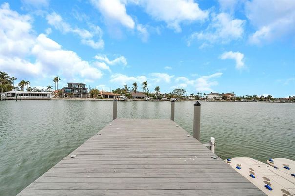 Exterior, Lake
