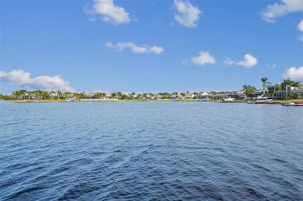Exterior, Lake