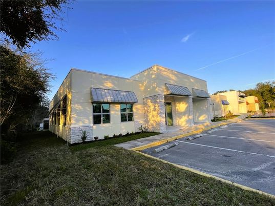 Exterior, Facade, Modern