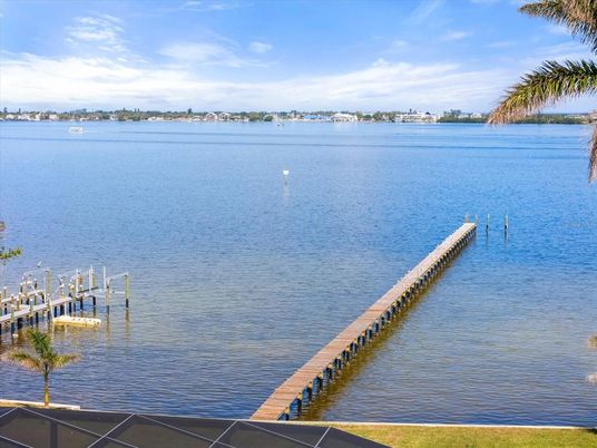 Exterior, Lake
