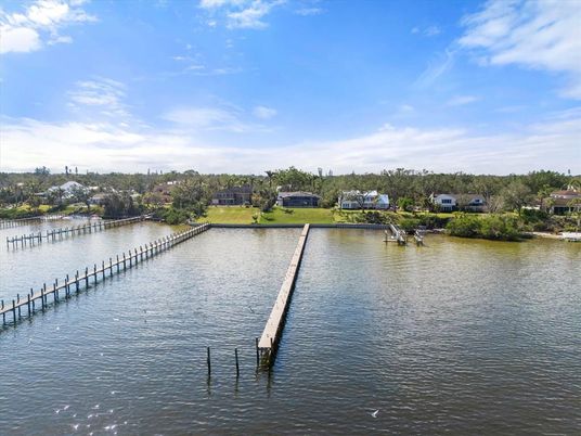 Exterior, Lake