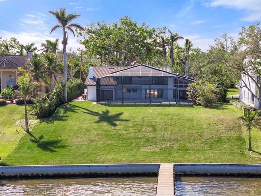 Exterior, Lake